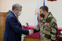 Губернатор вручает медаль Игорю Култышеву